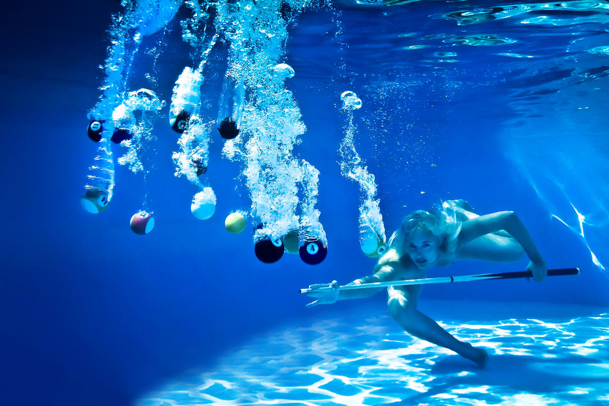 Pool-Billard Unterwasser Aktfotoshooting
