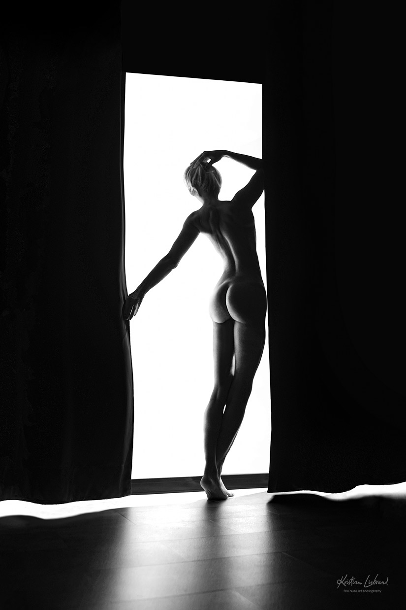 Boudoir schwarzweiß Fotografie Aktfotos am Fenster Gegenlicht Silhouette