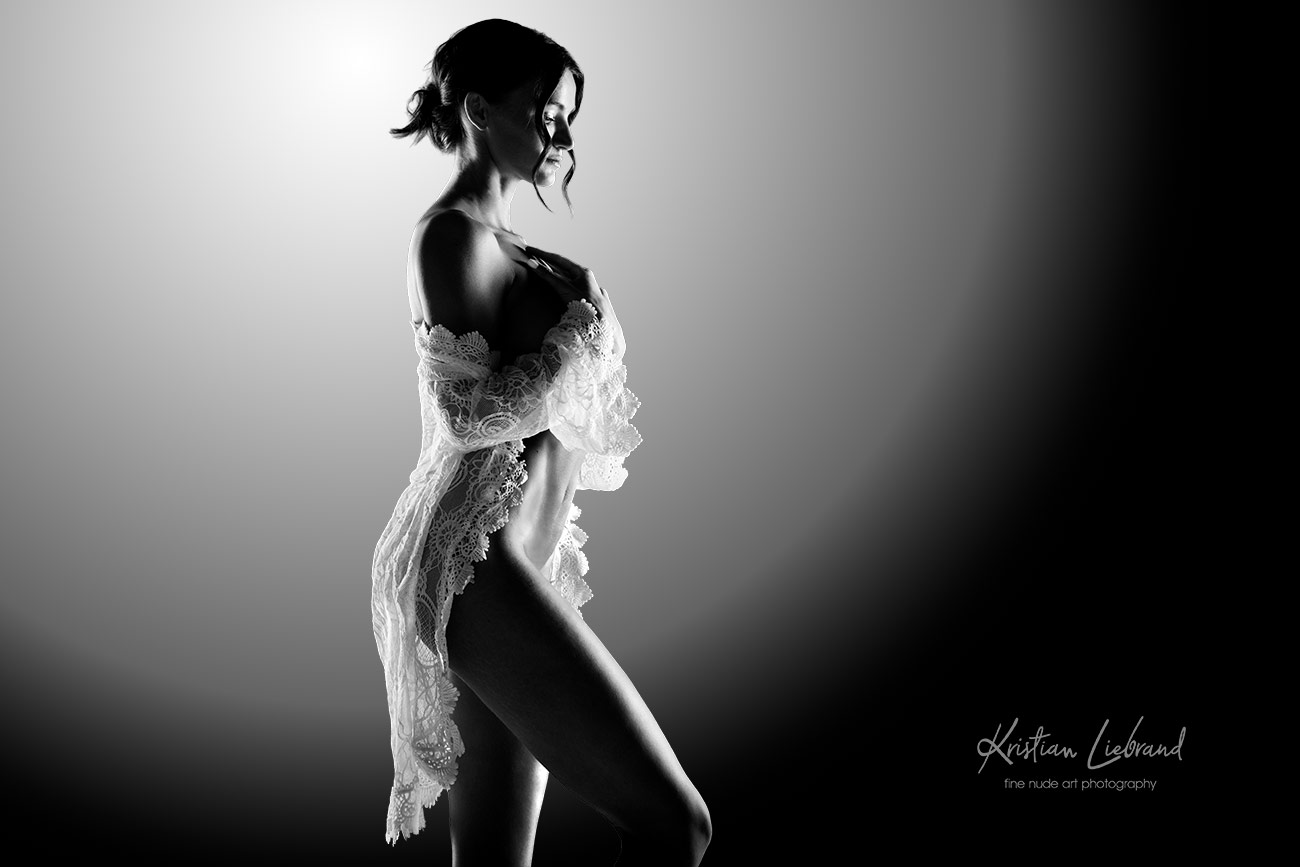 Sinnlöiche Boudoirfotos in schwarzweiss Frau Dessous Fotokunst